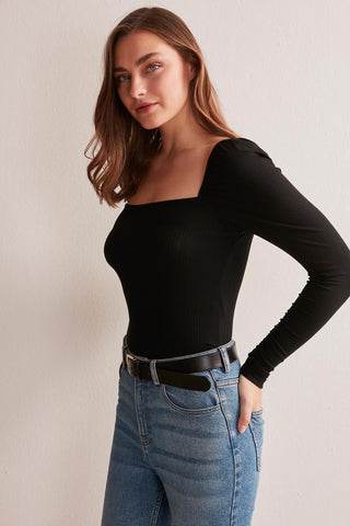 Bluza sa četvrtastim izrezom oko vrata