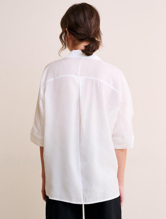 Košulja izrađena od modalne tkanine bela